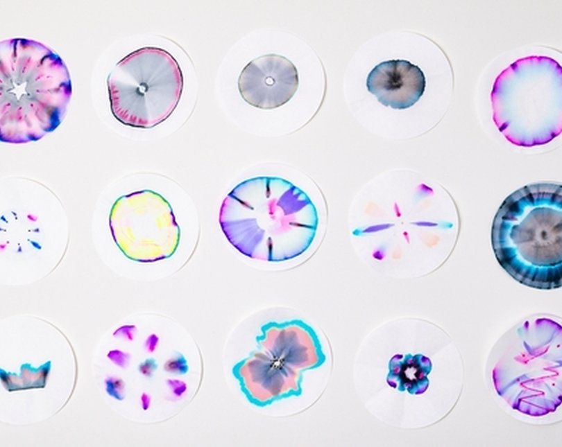 Aesthetic chromatography art on round papers